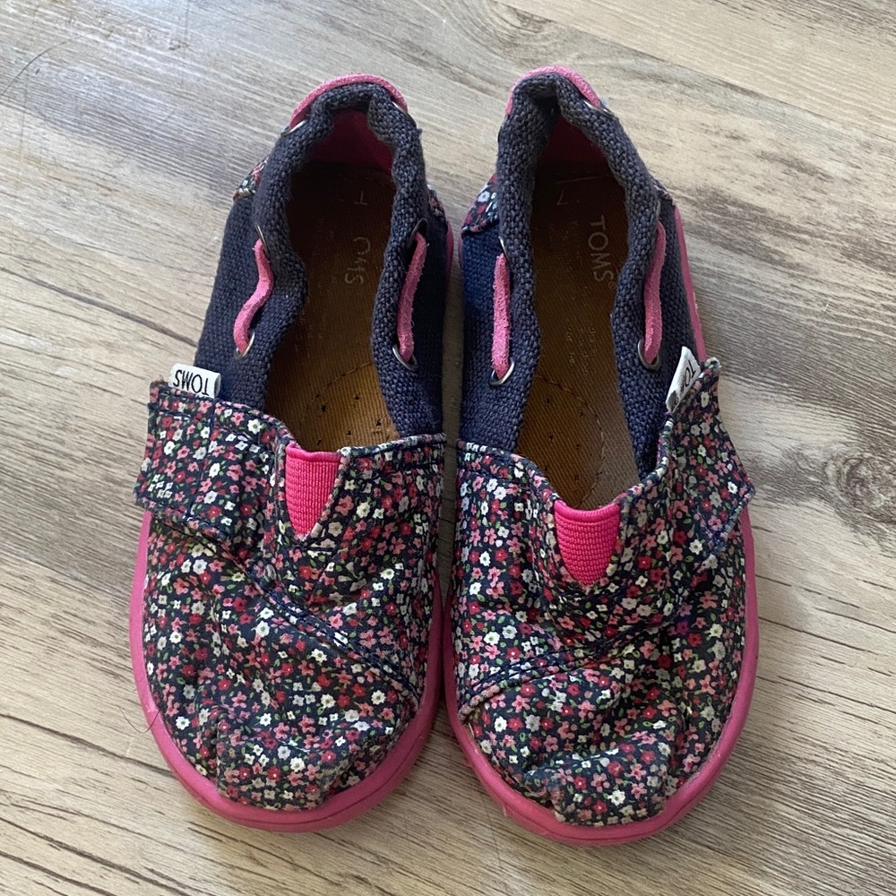 Toms Kids Floral Slippers with Pink Trim